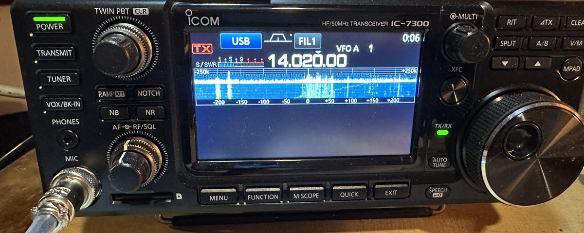 Display eines Icom IC-7300 auf 14,020 MHz mit blauem Spektrum und Wasserfalldiagramm, viele helle Linien zeigen Morsesignale
