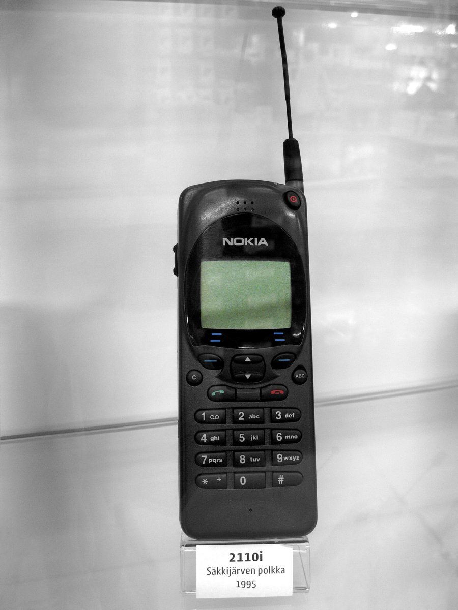 Nokia 2110i, ein GSM-Handy von 1995 mit ausziehbarer Antenne und kleinem Display