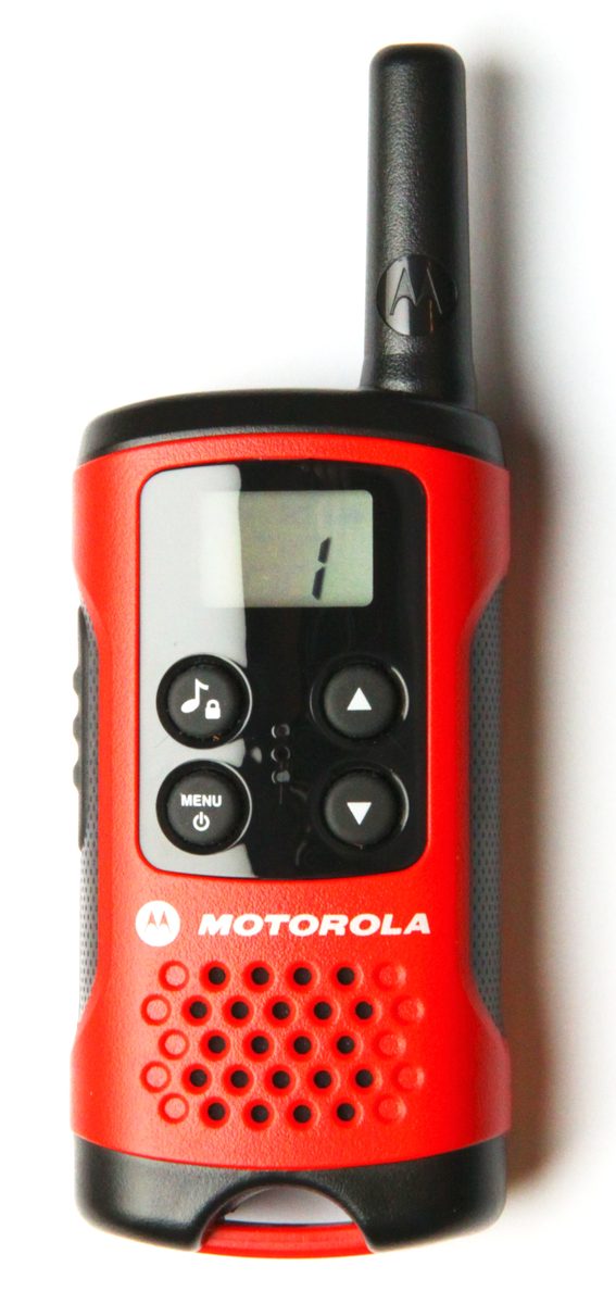 Rotes Handfunkgerät mit kurzer schwarzer Antenne, kleinem Display mit der Kanalnummer 1 und vier Tasten