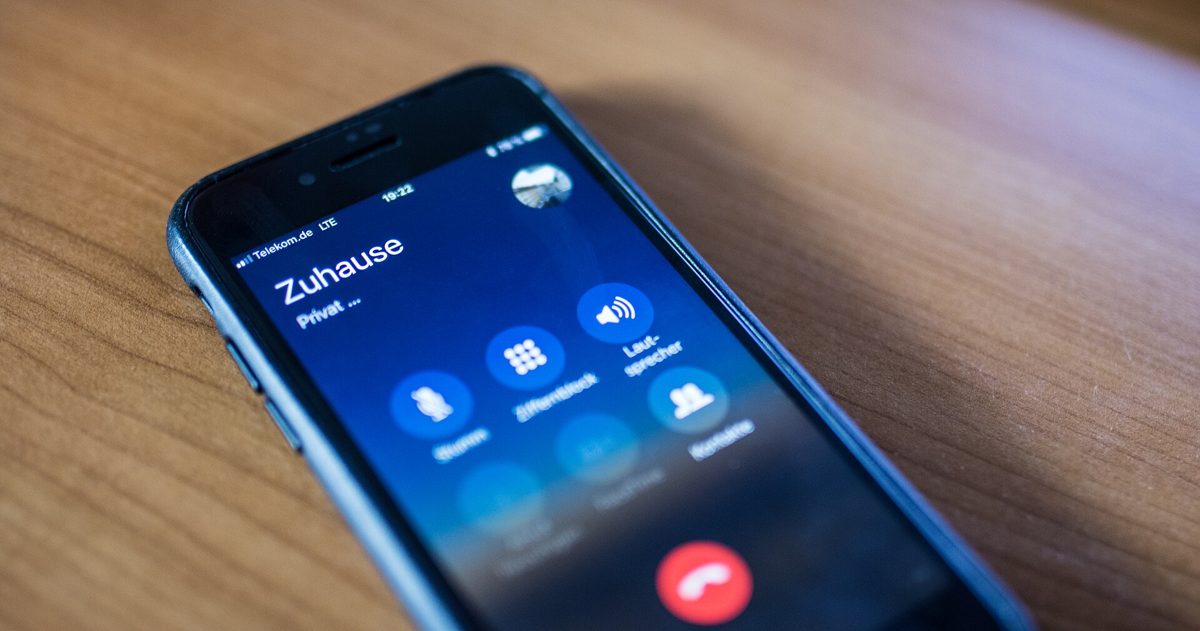 iPhone während eines Telefonats, in der Statusleiste steht Telekom.de LTE, der Anruf läuft also über VoLTE