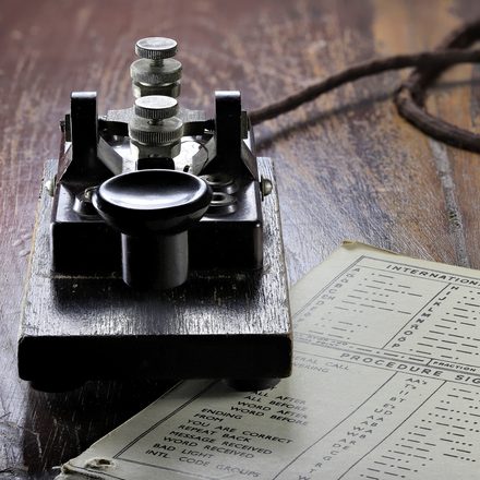 Morsetaste mit Morsecode-Tabelle