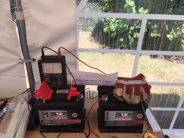 Zwei Bleiakkus mit Multimeter zur Spannungskontrolle