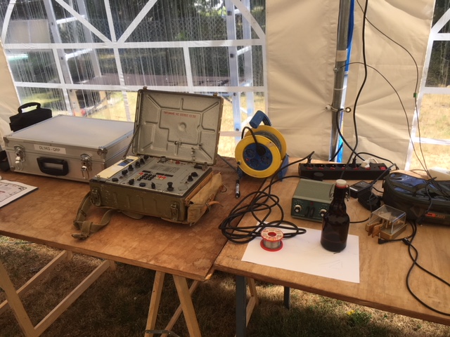 Notfunk-Koffer mit QRP-Transceiver, Antennenhaspel und Zubehör auf einem Feldtisch