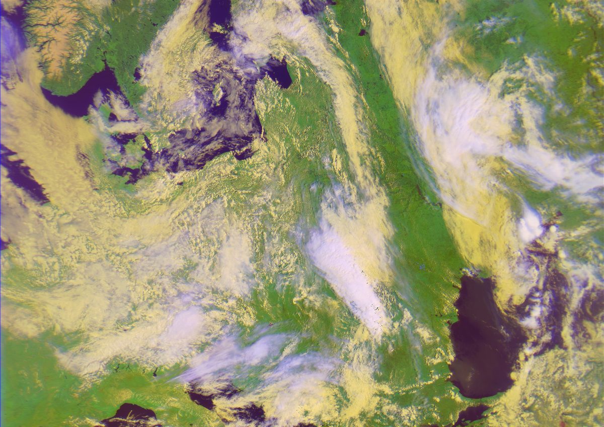 Satellitenbild von Nordeuropa in Falschfarben mit Skandinavien, Ostsee und Wolkenfeldern, empfangen von Meteor-M2